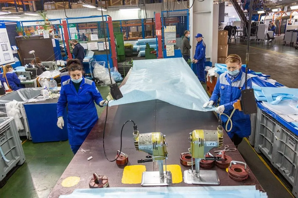 На «КАМАЗе» продолжается пошив защитных костюмов На «КАМАЗе» продолжается пошив защитных костюмов