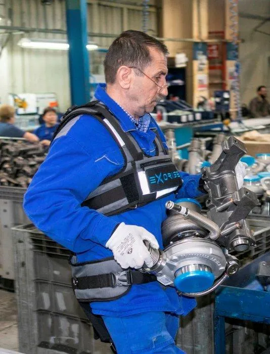 На заводе двигателей испытывают экзоскелеты