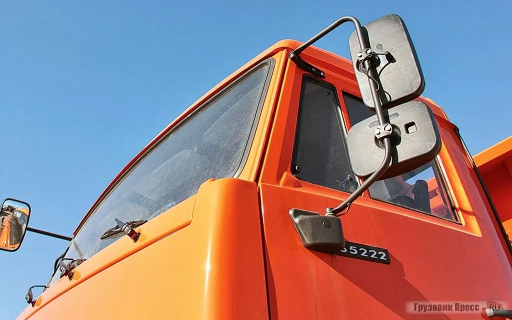 Маленькие окошки для вездехода не главное, но зеркала – что надо Новое оперение и оптика преобразили заслуженную кабину Кабина КАМАЗ 65222 окошки