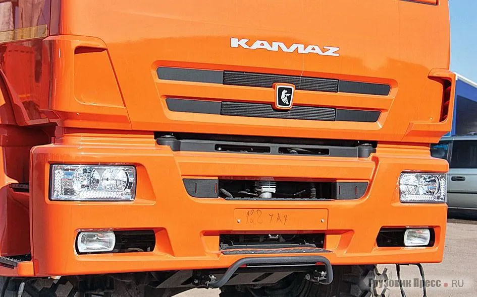 Кабина КАМАЗ 65222 бампер Существуют два варианта пластикового бампера, но если не сопоставить предыдущие версии, то понять это визуально весьма сложно Существуют два варианта пластикового бампера, но если не сопоставить предыдущие версии, то понять это визуально весьма сложно