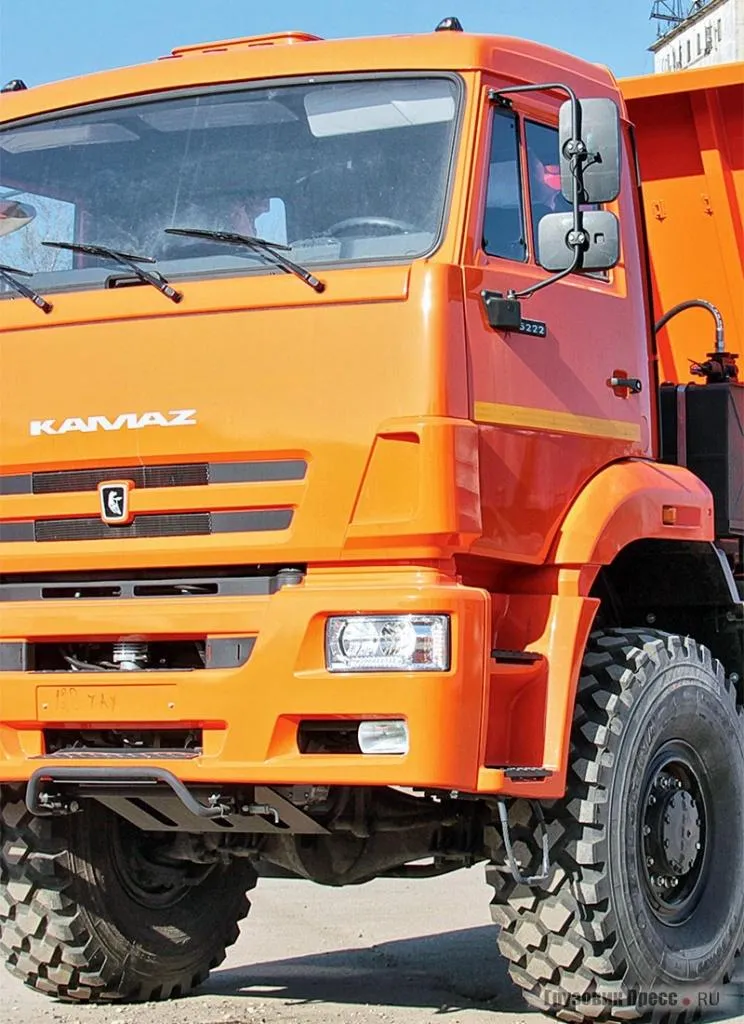 Кабина КАМАЗ 65222 Забираться в кабину трудно и высоко, на помощь приходят нехитрые подножки