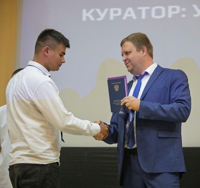Выпускникам ГАПОУ «АТУТ» вручили дипломы на «КАМАЗе»