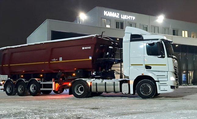 Купить новую сцепку КАМАЗ с полуприцепом НЕФАЗ - удобно в «МБ Тракс СПБ»