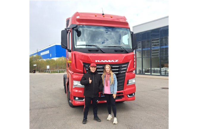Два новых тягача КАМАЗ-65659 пополнили автопарк транспортной компании