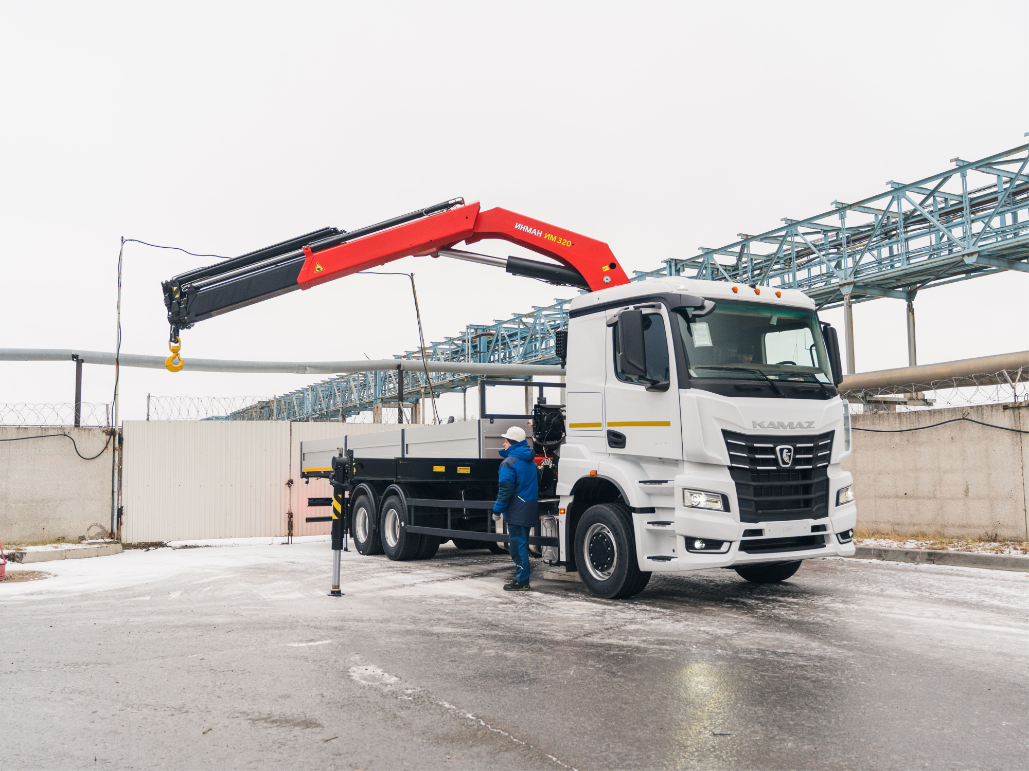 Обзор бортового грузовика КАМАЗ с КМУ INMAN 320C Обзор бортового грузовика КАМАЗ с КМУ INMAN 320C