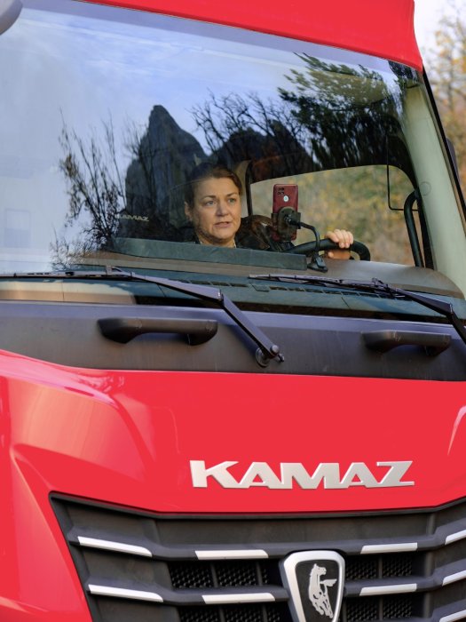 Автомобиль КАМАЗ-54901 задействован в съёмках сериала «Дальнобойщица»