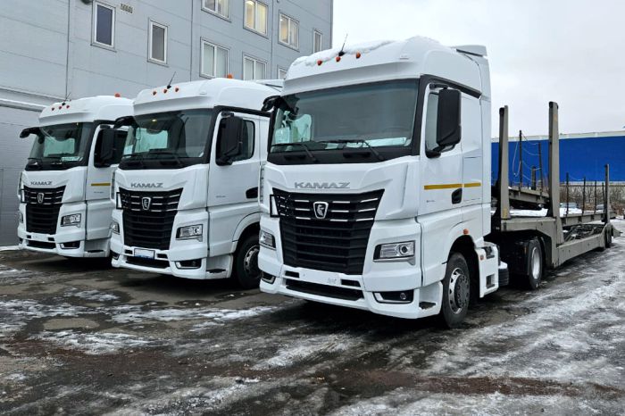 Десять тягачей КАМАЗ 54901 - переданы транспортной компании дилерским центром «МБ Тракс СПб»