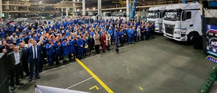 Праздник в заводском цехе: руководители «КАМАЗа» поздравили коллег с наступающим Новым годом