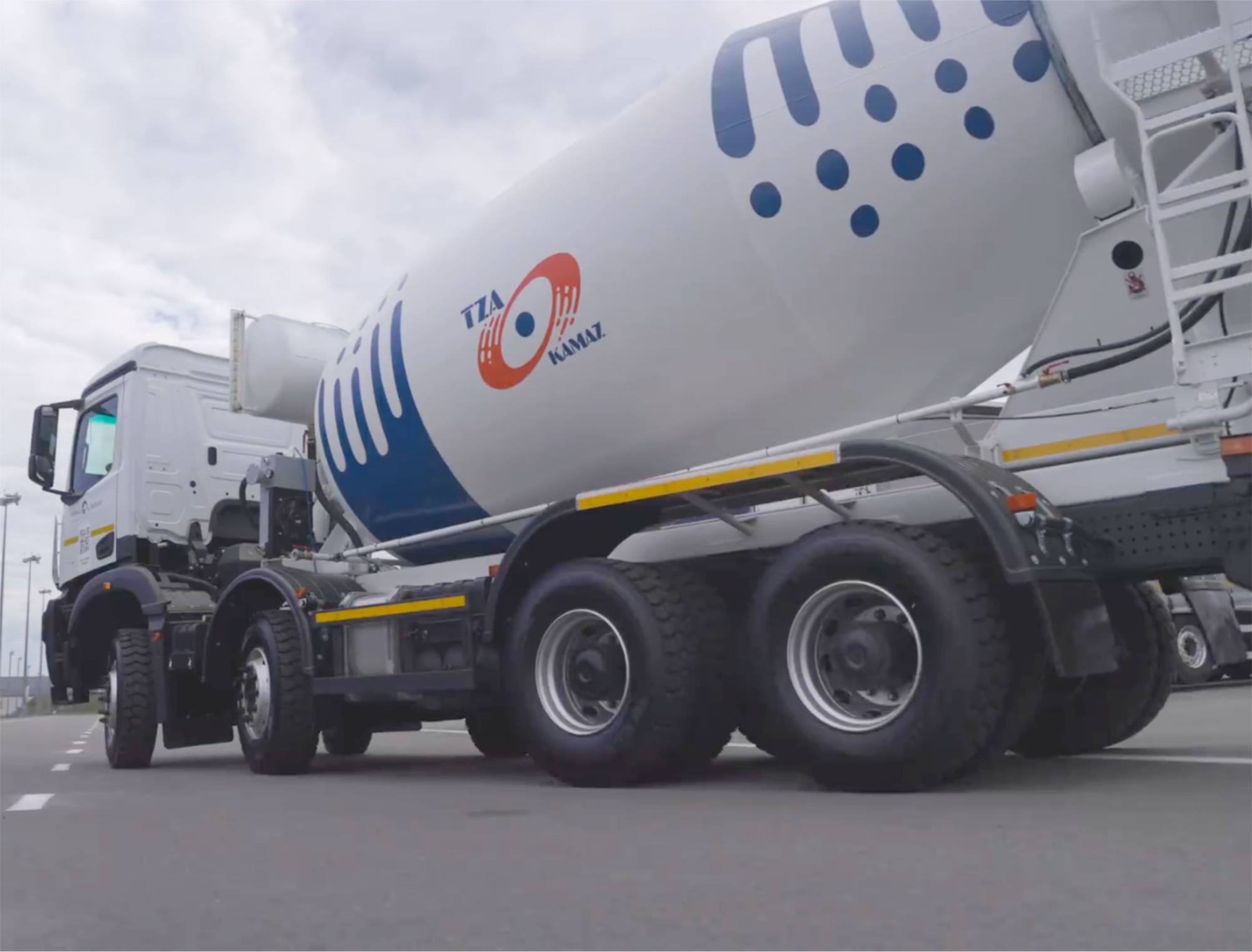 АБС (миксер) 581425 на шасси KAMAZ-65951 8х4 АБС (миксер) 581425 на шасси KAMAZ-65951 8х4