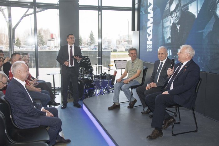 В Визит-центре открылась выставка «Лица КАМАЗа»