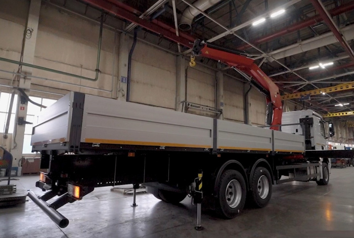 KAMAZ-65658 с крано-манипуляторной установкой