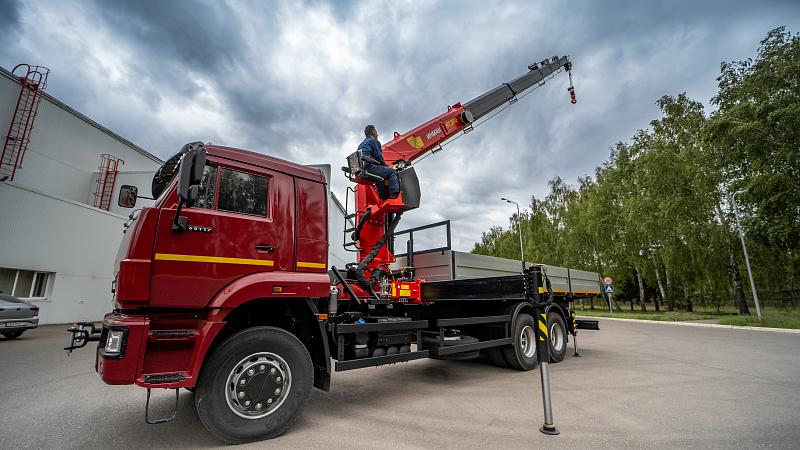 Бортовой автомобиль КАМАЗ 65117-3010-48 (6x4) c КМУ INMAN ИТ 200