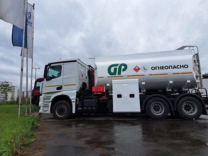 Автоцистерна КАПРИ для светлых нефтепродуктов на базе КАМАЗ-65658 (6x2) 17 куб.м