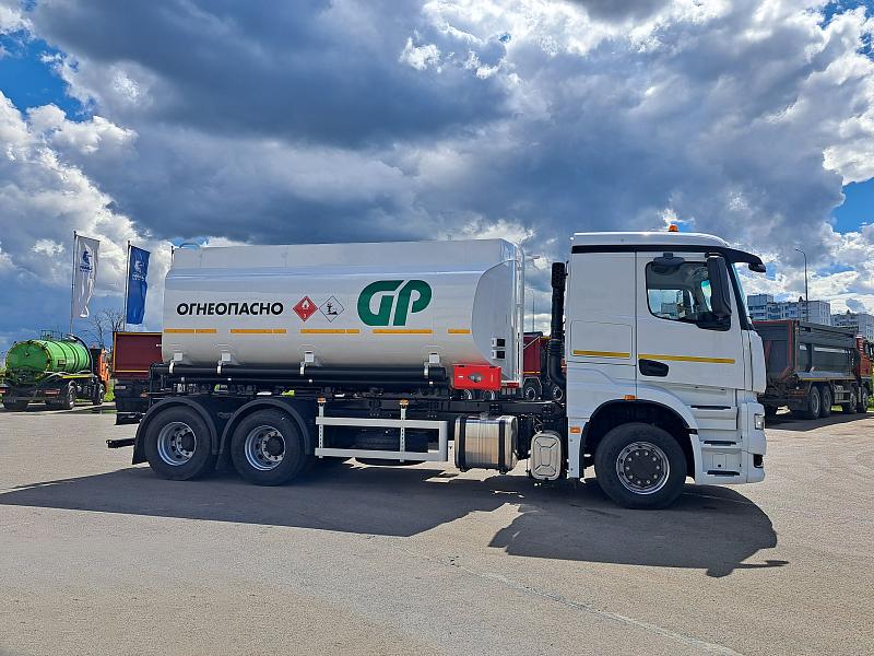 Автоцистерна КАПРИ для светлых нефтепродуктов на базе КАМАЗ-65658 (6x2) 17 куб.м