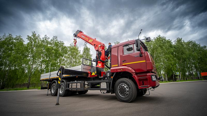 Бортовой автомобиль КАМАЗ 65117-3010-48 (6x4) c КМУ INMAN ИТ 200